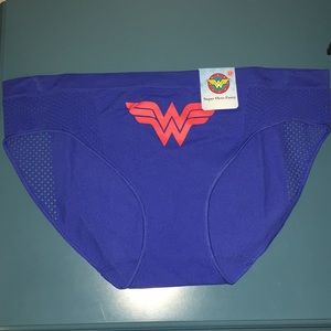 🐝🐝 NWT Wonder Woman Seamless Panty